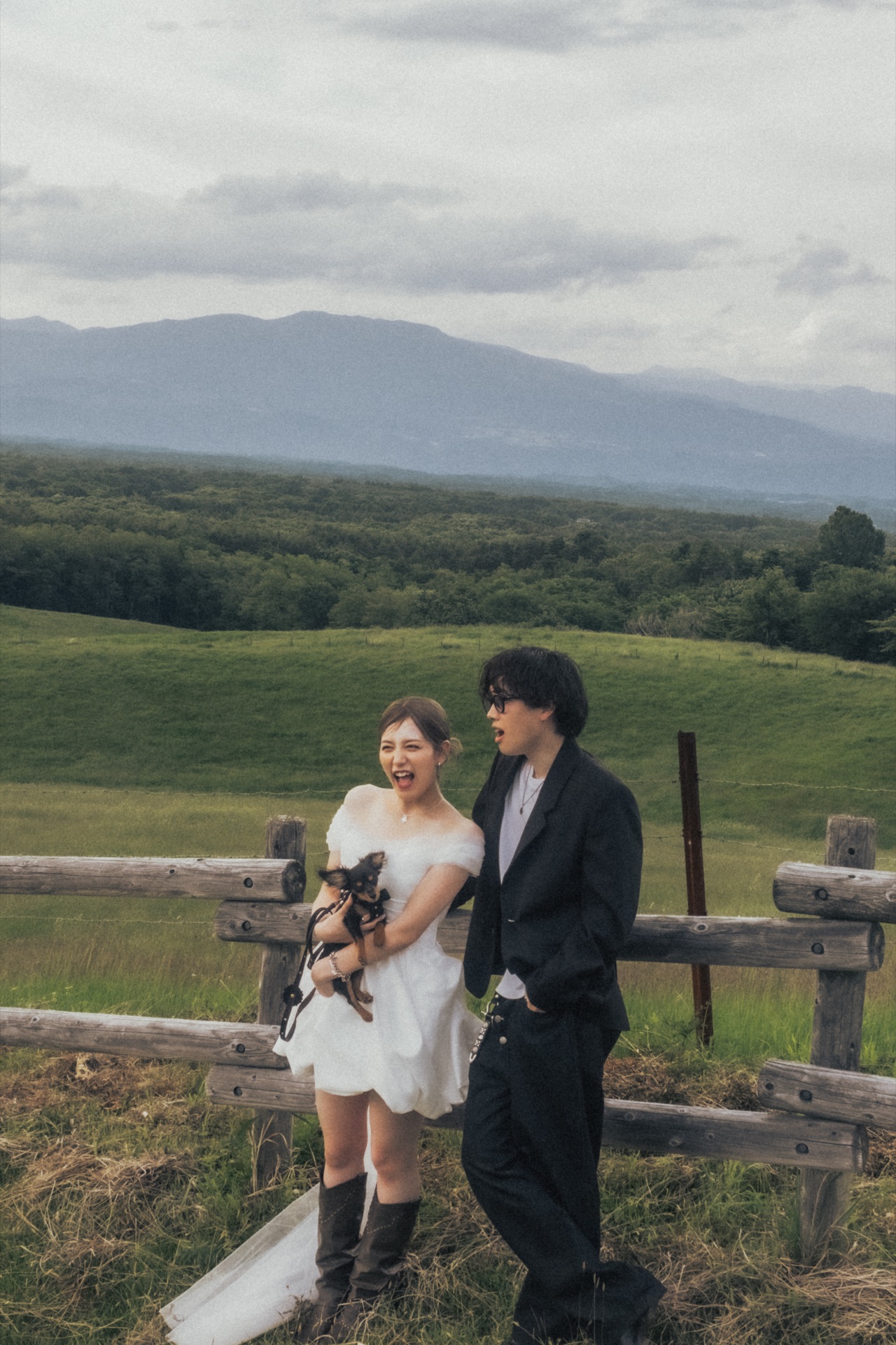 群馬県の浅間牧場で愛犬と撮影する草原のウェディングフォト