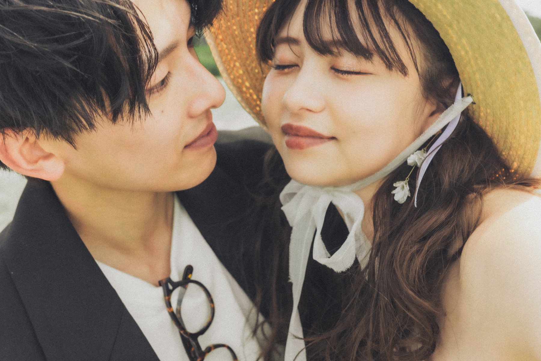 花のボートで過ごすふたりの手元を写したウェディングフォト